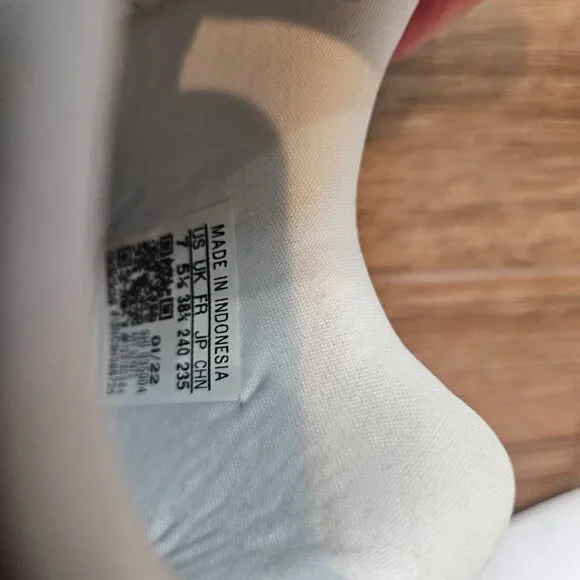 Womens White / Gold Tennis Shoes - Picture 3 of 6